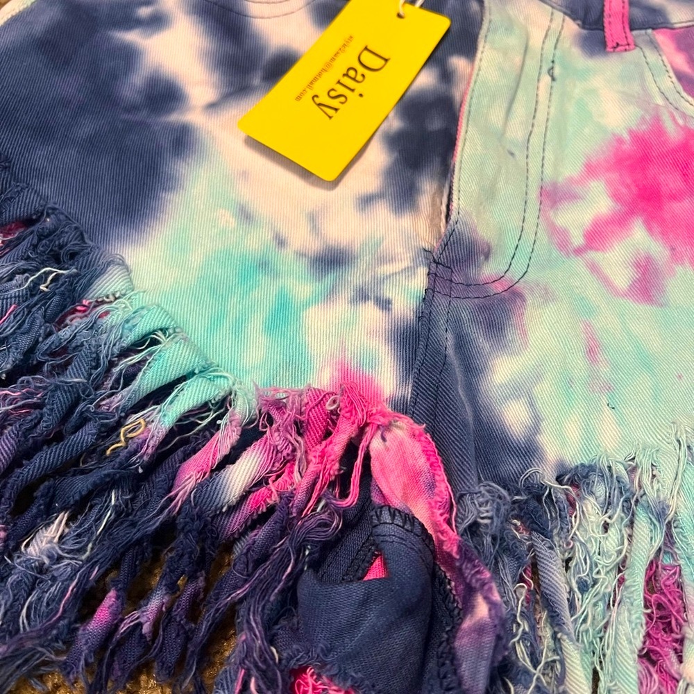 🌻Daisy Tie-Dye Fringe Denim Shorts🌻 - Picture 2 of 4